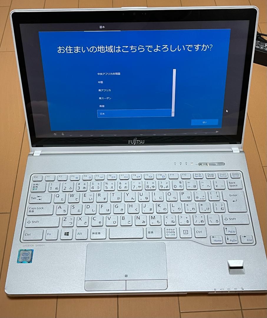 Fujitsu ノートPC ホワイト 初期設定中