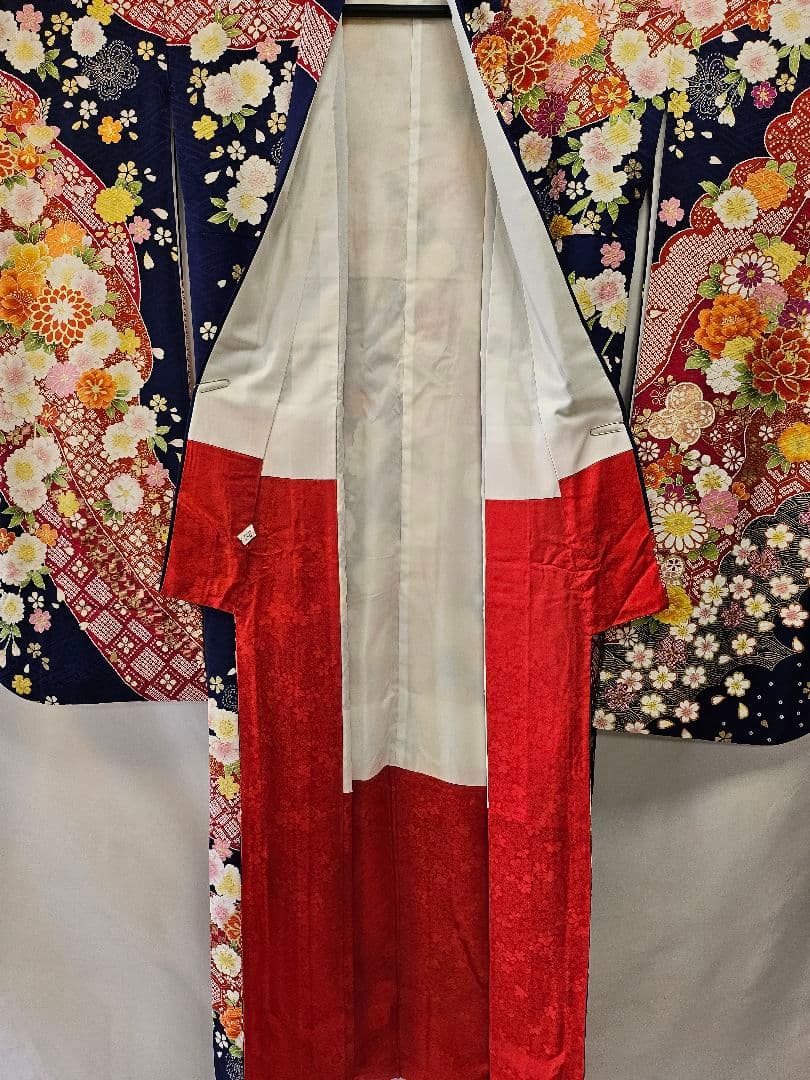 華やかな花柄の紺色振袖☆裄68cm ☆正絹☆毬☆牡丹☆桜☆仕立て上がり☆成人式 華やかな花柄の紺色振袖☆裄68cm ☆正絹☆毬☆牡丹☆桜☆仕立て上がり☆成人式