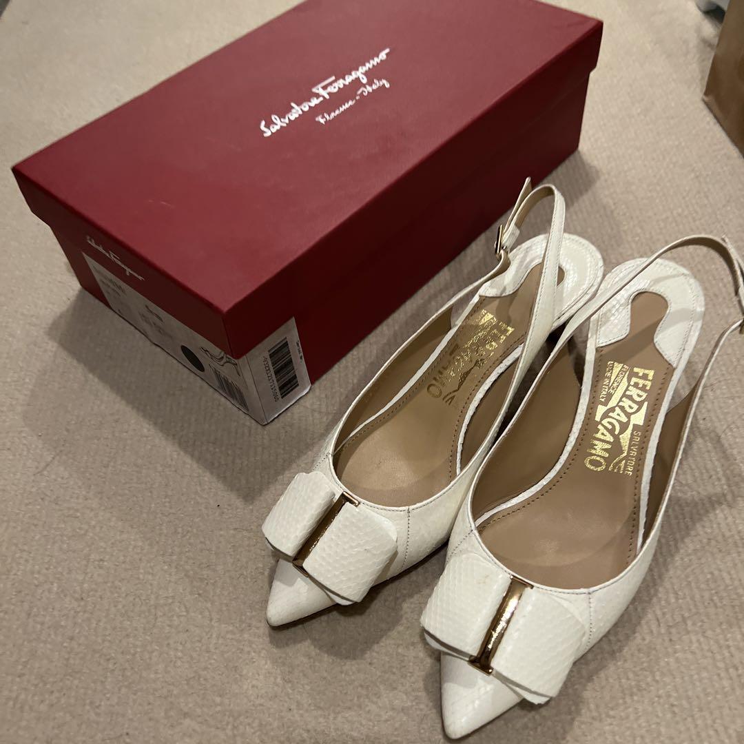 Ferragamo ホワイト ポインテッドトゥパンプス