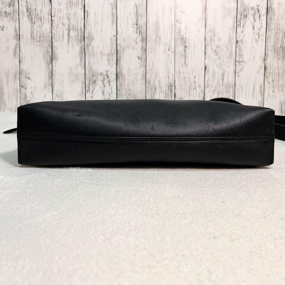 LOEWE ショルダーバッグ A4収納 アナグラム ロゴ 型押し BLACK