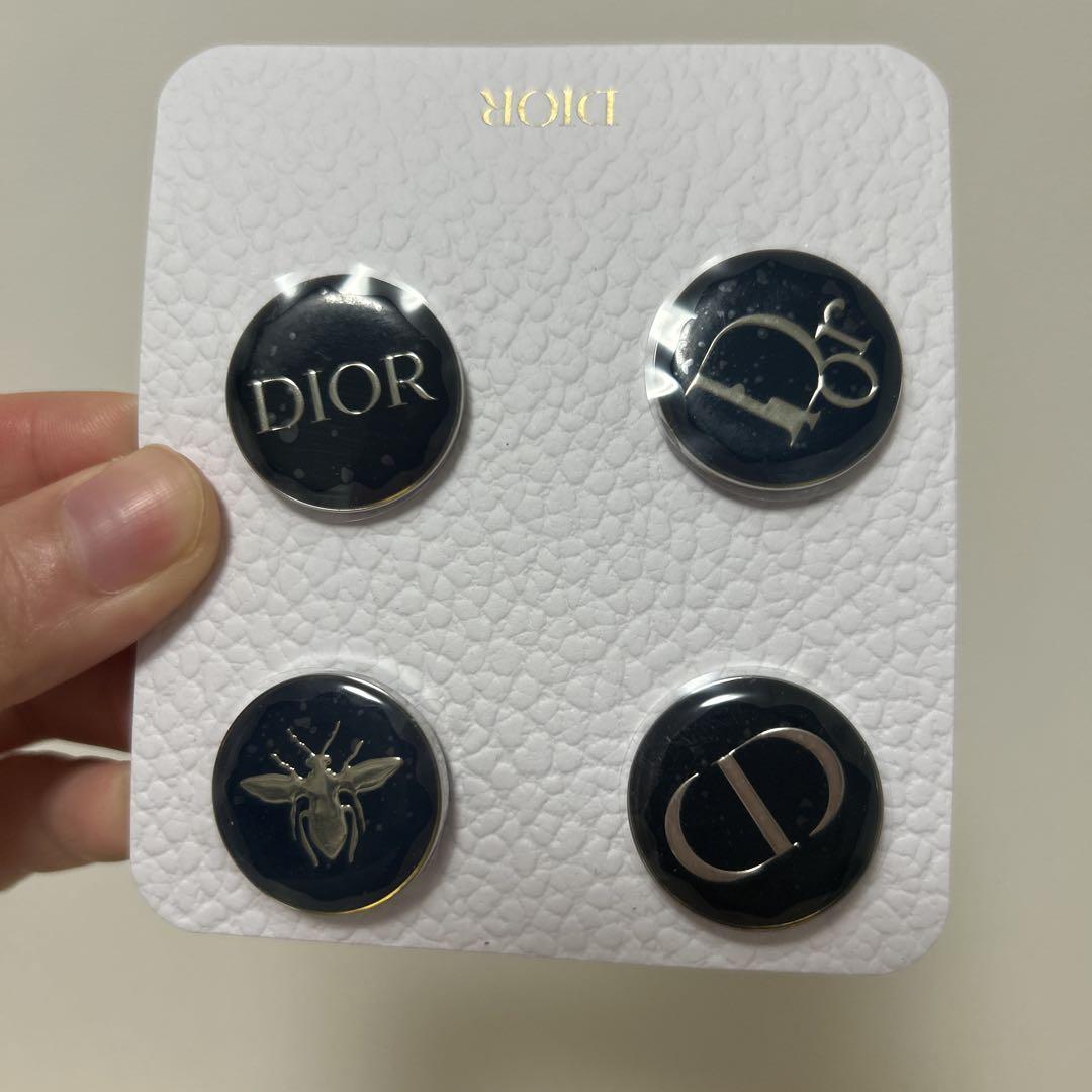 DIOR ブローチセット Dior ブローチセット 4個入り バッチ - メルカリ