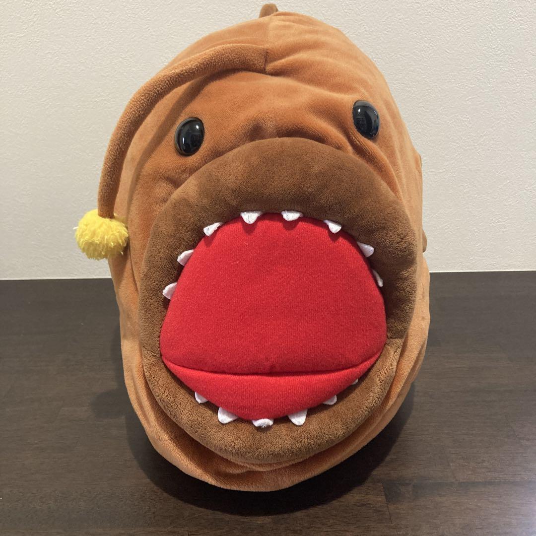 魚型ぬいぐるみ 茶色と赤 ちょうちんあんこう - メルカリ