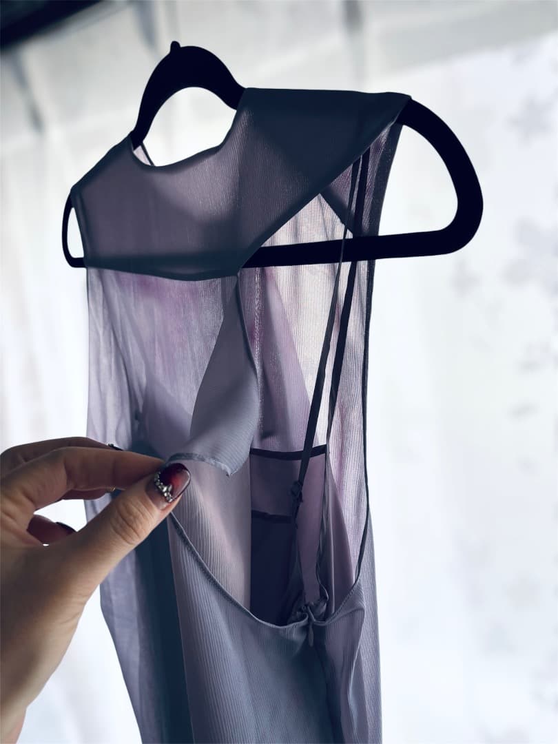 ACNE 薄いラベンダー色の軽やかなミディドレス。