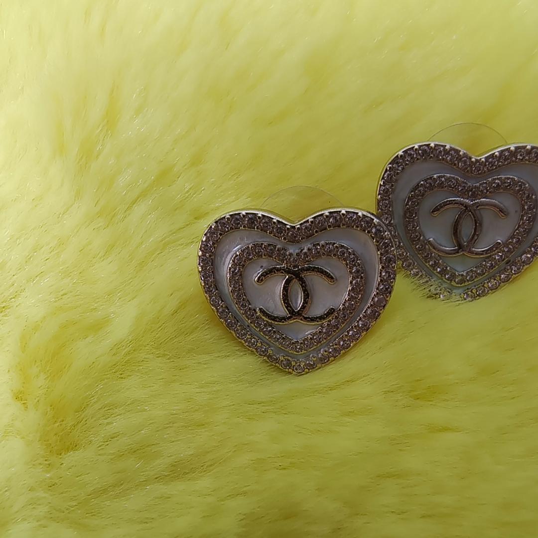 【海外輸入】 ハート メタル CHANEL ピアス メルカリ - ホワイト アクセサリー
