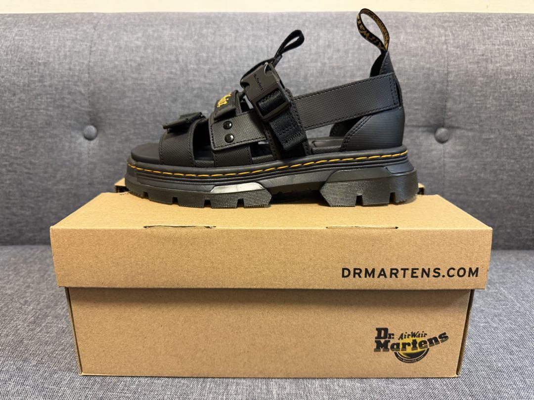 Dr. Martens Pearsonマルチストラップサンダル