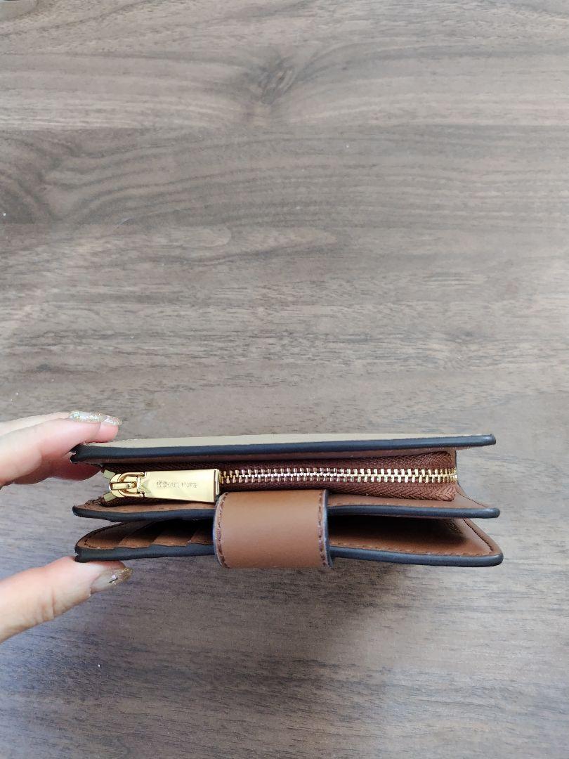 新品未使用MICHAEL KORS ベージュ 二つ折り財布