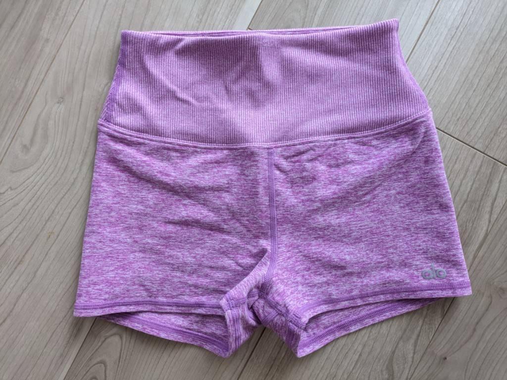 新品 alo yoga ストレッチ ショートパンツ パープル US-M