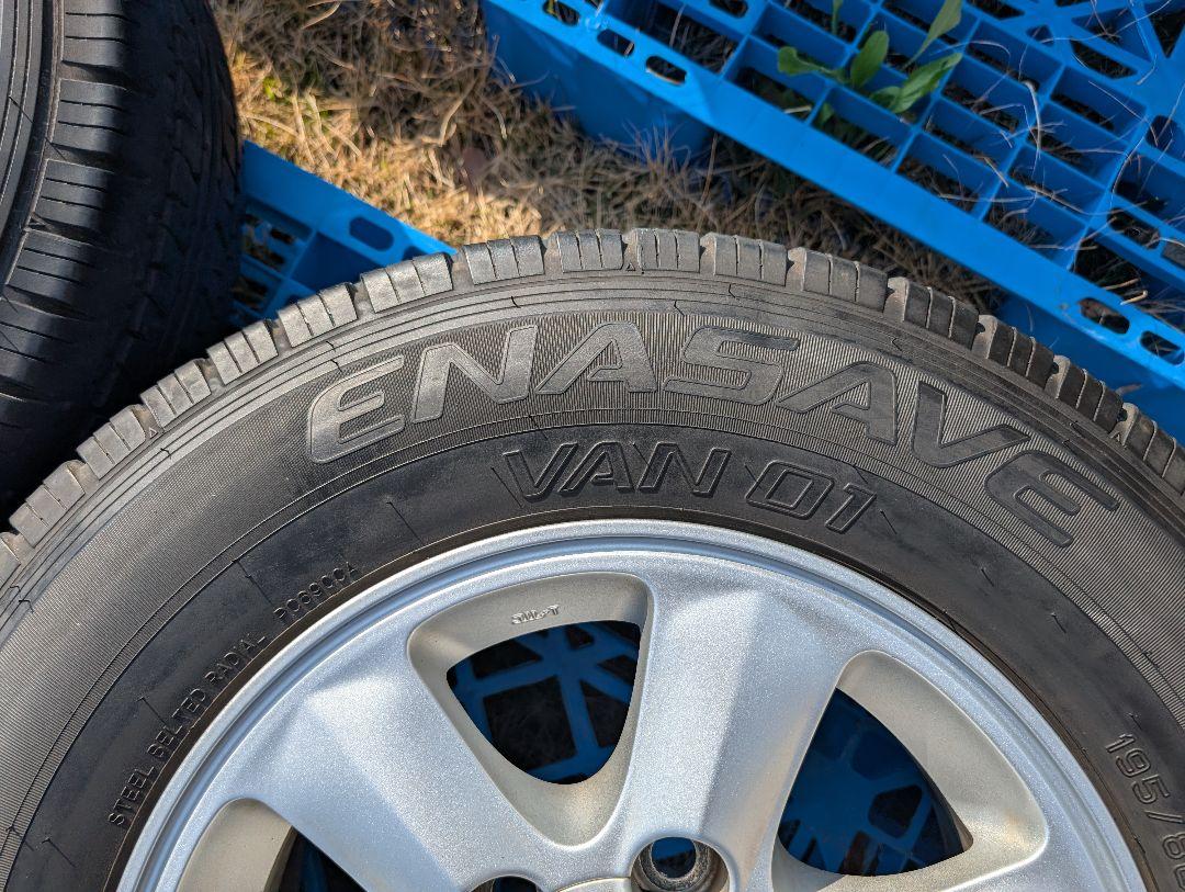 中古品トヨタ200系前期ハイエース　純正アルミホイールのタイヤ付き4本セット1