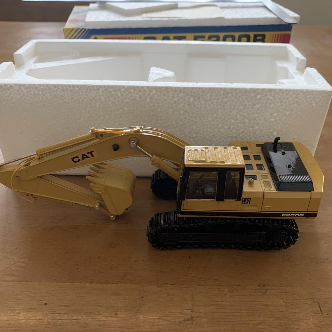 キャタピラー　CAT E200B 油圧ショベル