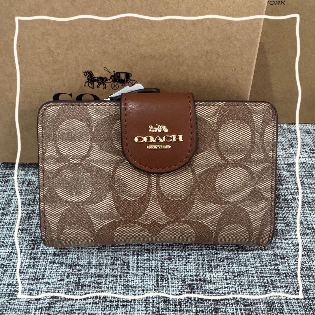 COACH 二つ折り財布 シグネチャーブラウン COACH 二つ折り財布 ブラウン シグネチャー 新品タグ付 - メルカリ