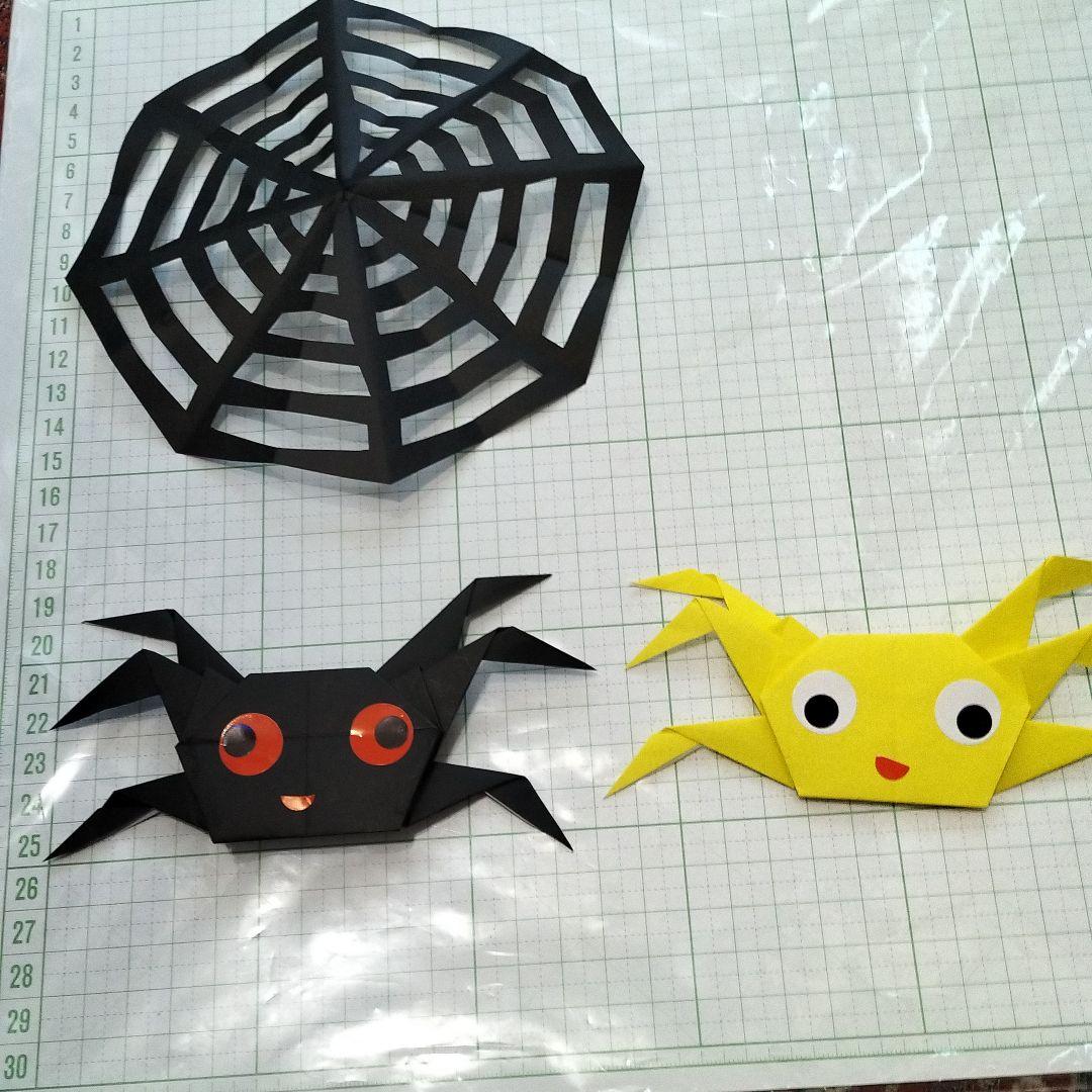 折り紙 蜘蛛と蜘蛛の巣等 ハロウィン切り紙 壁面 メルカリ