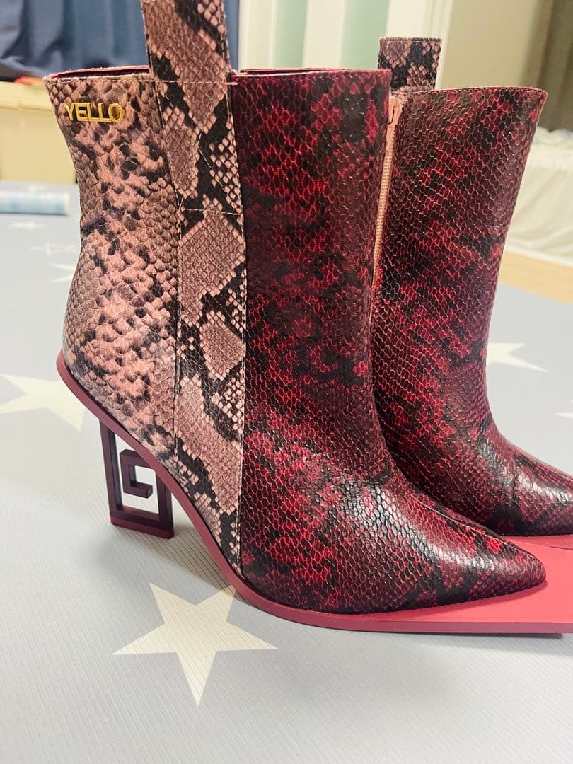 美品　YELLO ブーティ BLOODY ROSE パイソン ショートブーツ　赤