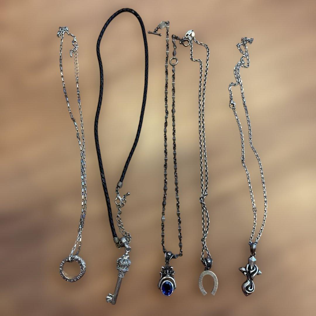 シルバーとレザーのネックレスセット