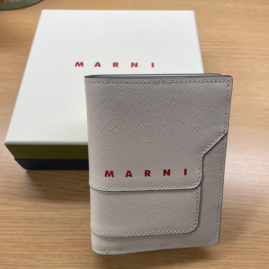 MARNI 二つ折り財布目立った型崩れはしていません