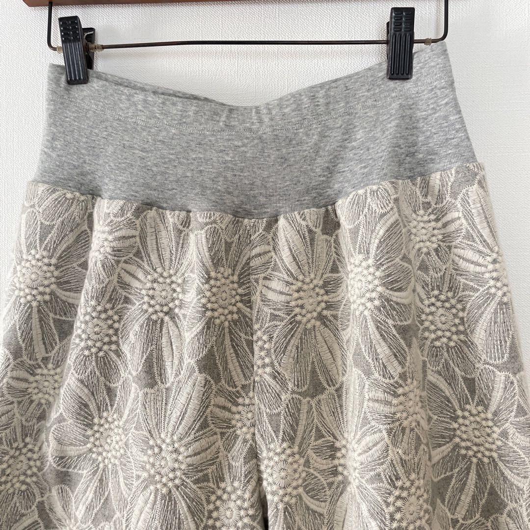 ビアズリー 花刺繍パンツグレー