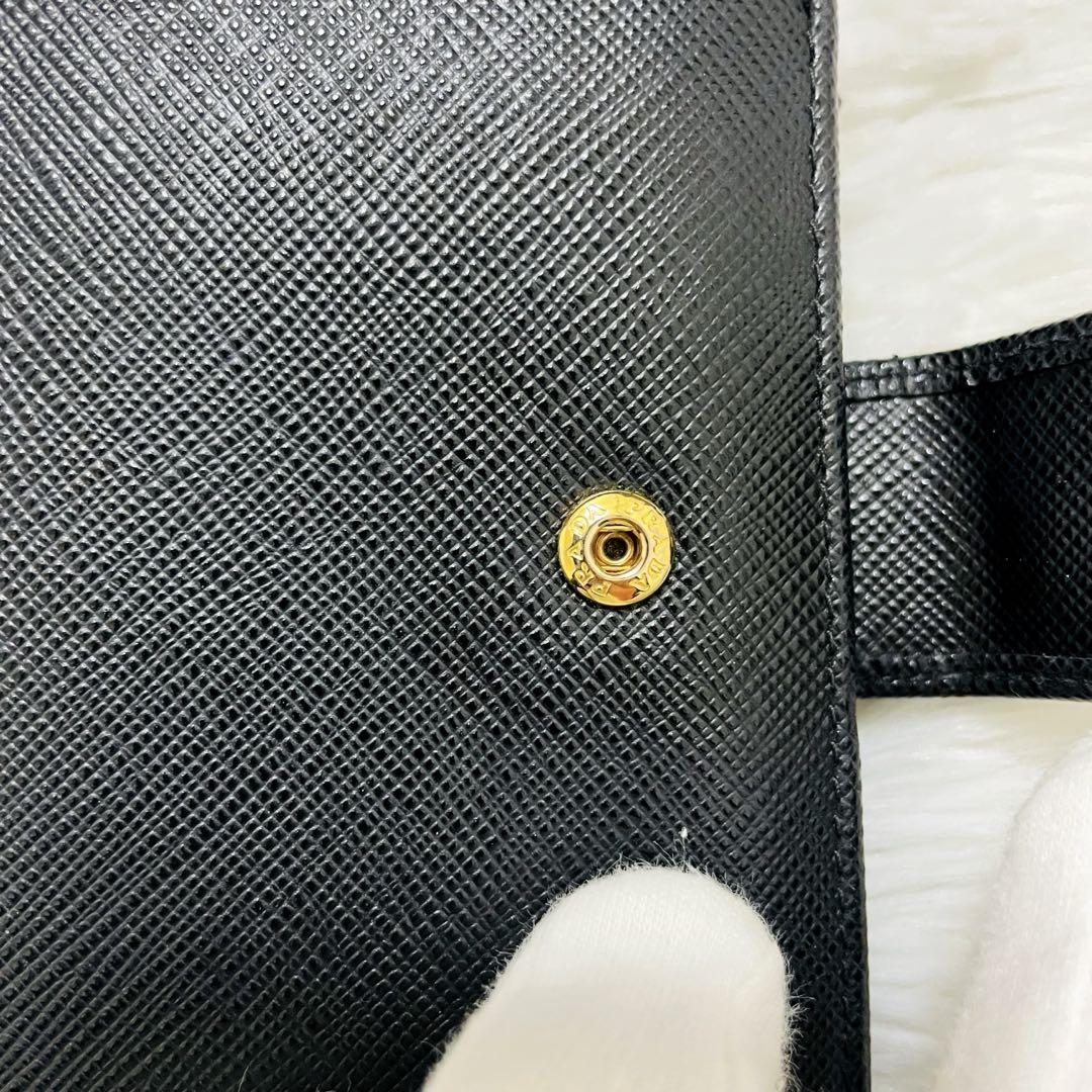 極美✨PRADA 二つ折り財布 サフィアーノ 三角ロゴ レザー ブラック