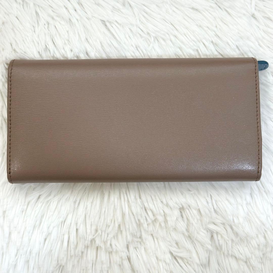 美品✨️NFCタグフェラガモ 長財布 バイカラー ガンチーニ エンボス ベージュ 美品✨️NFCタグフェラガモ 長財布 バイカラー ガンチーニ エンボス ベージュ