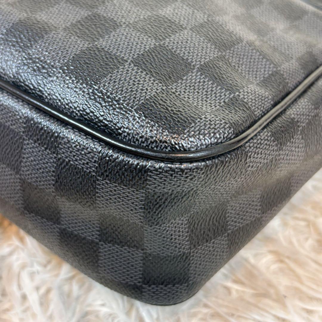 美品✨ルイヴィトン　ショルダーバッグ　ダミエグラフィット　ダニエルMM メンズ