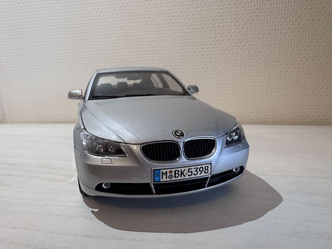 シルバー セダン ミニカー 1/18 BMW 5シリーズ
