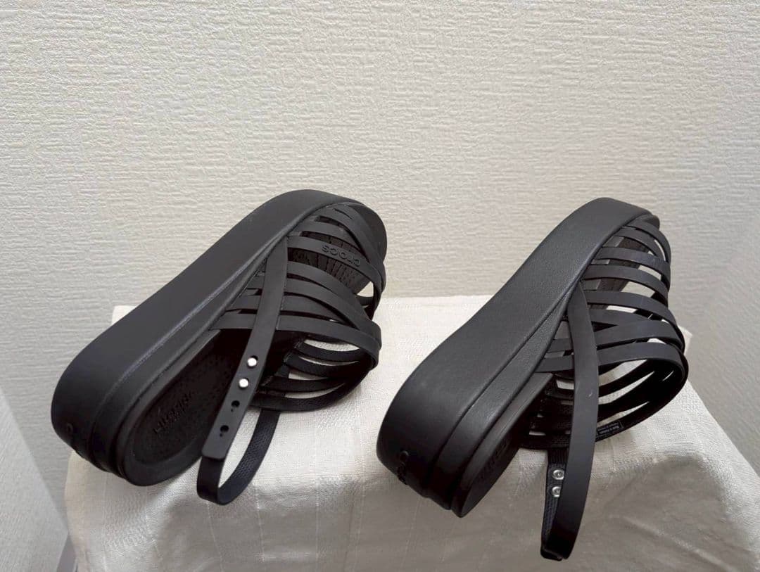 【W7サイズ】crocs 厚底サンダル ブルックリン ストラッピー ローウェッジ