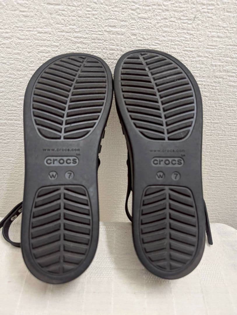 【W7サイズ】crocs 厚底サンダル ブルックリン ストラッピー ローウェッジ
