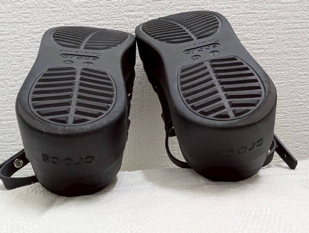 【W7サイズ】crocs 厚底サンダル ブルックリン ストラッピー ローウェッジ