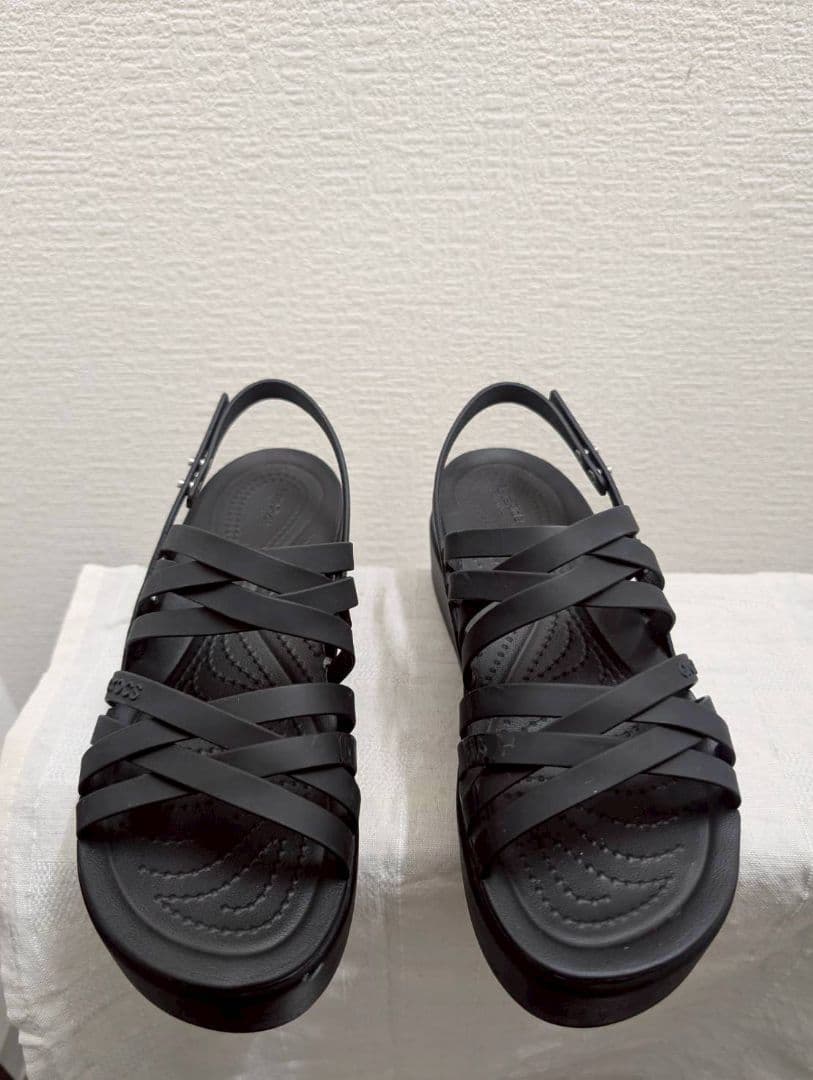 【W7サイズ】crocs 厚底サンダル ブルックリン ストラッピー ローウェッジ