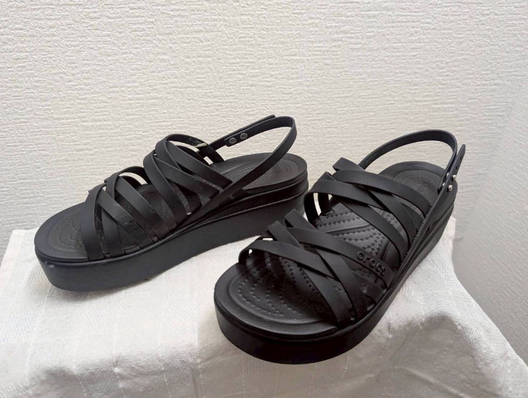 【W7サイズ】crocs 厚底サンダル ブルックリン ストラッピー ローウェッジ