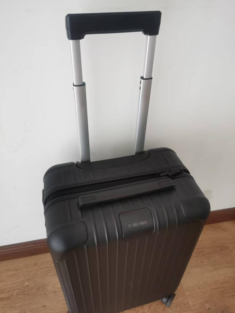 RIMOWA（リモワ）のブラックカラー36Lスーツケースです