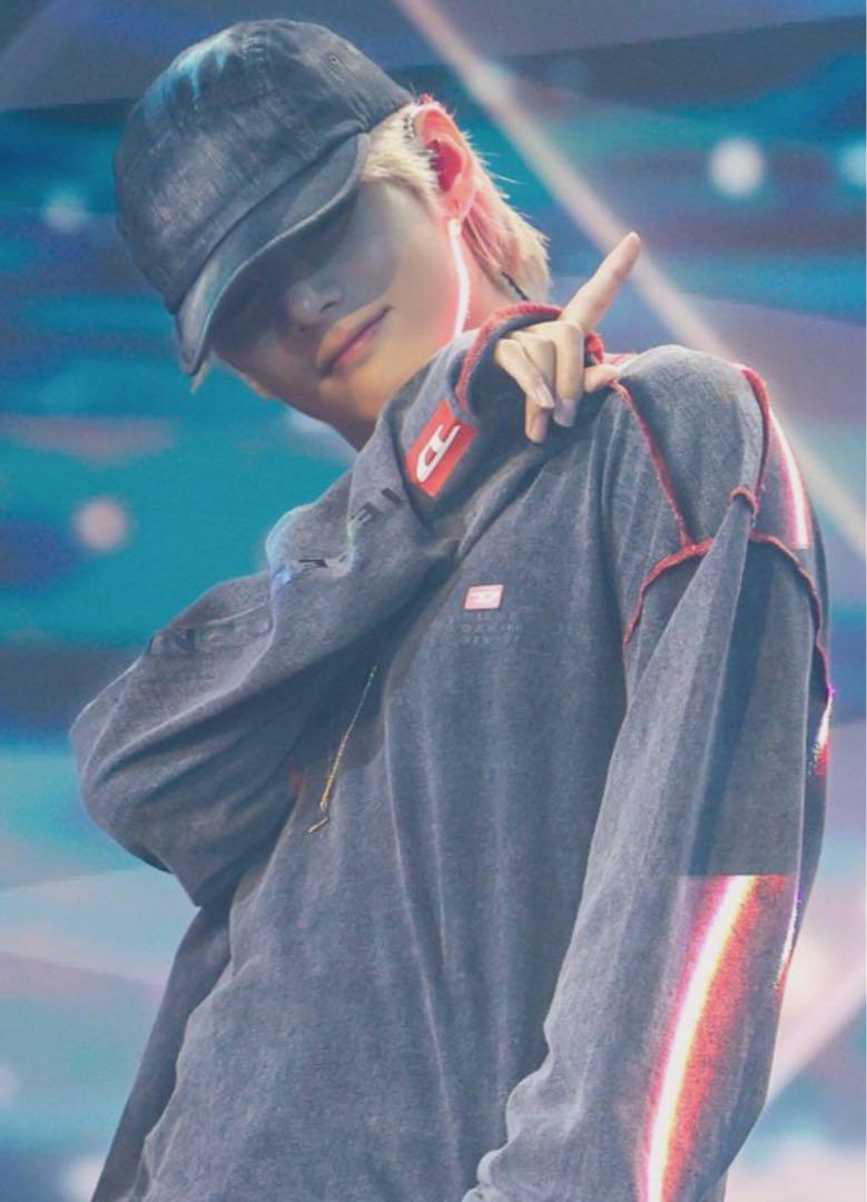 BTS V 着用DIESEL ロンT