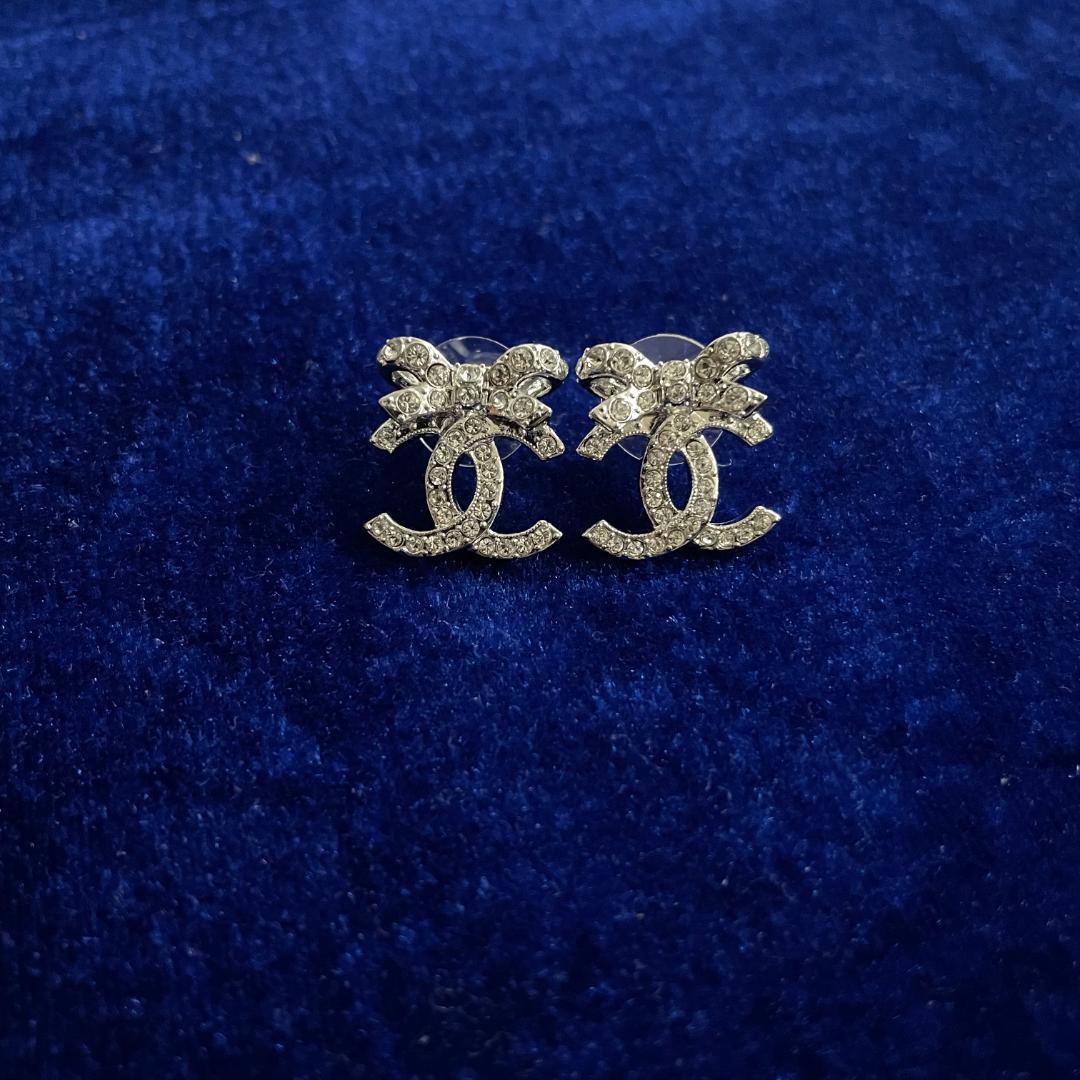 CHANEL リボン付きクリスタルピアス