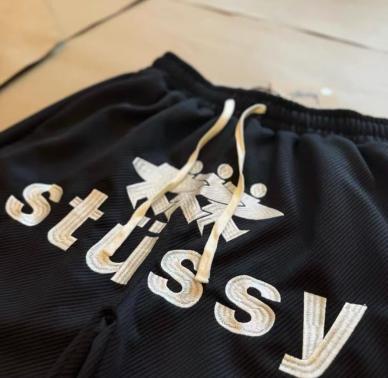 stussy ロゴプリント ショートパンツ 黒 - メルカリ