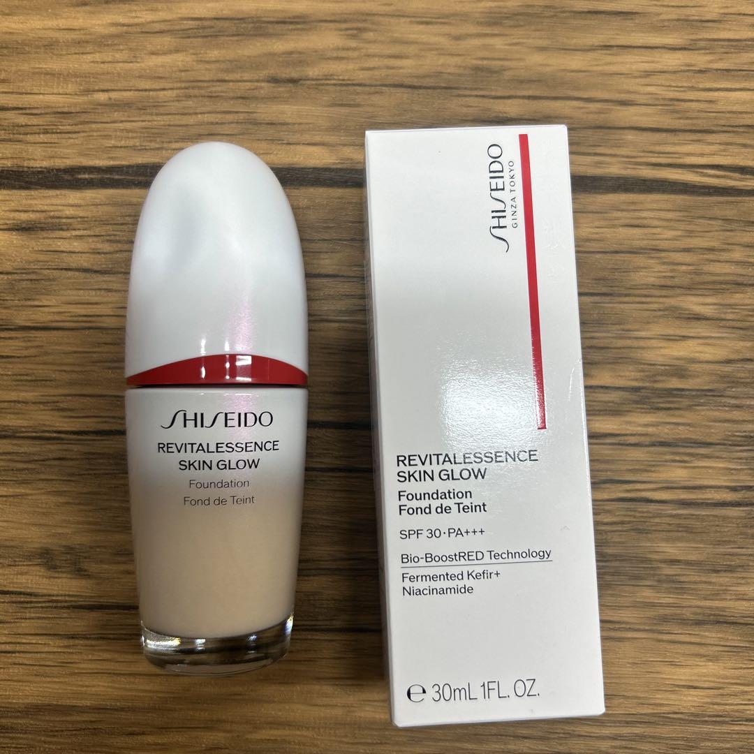 SHISEIDO リバイタルエッセンススキングロウ ファンデーション 220