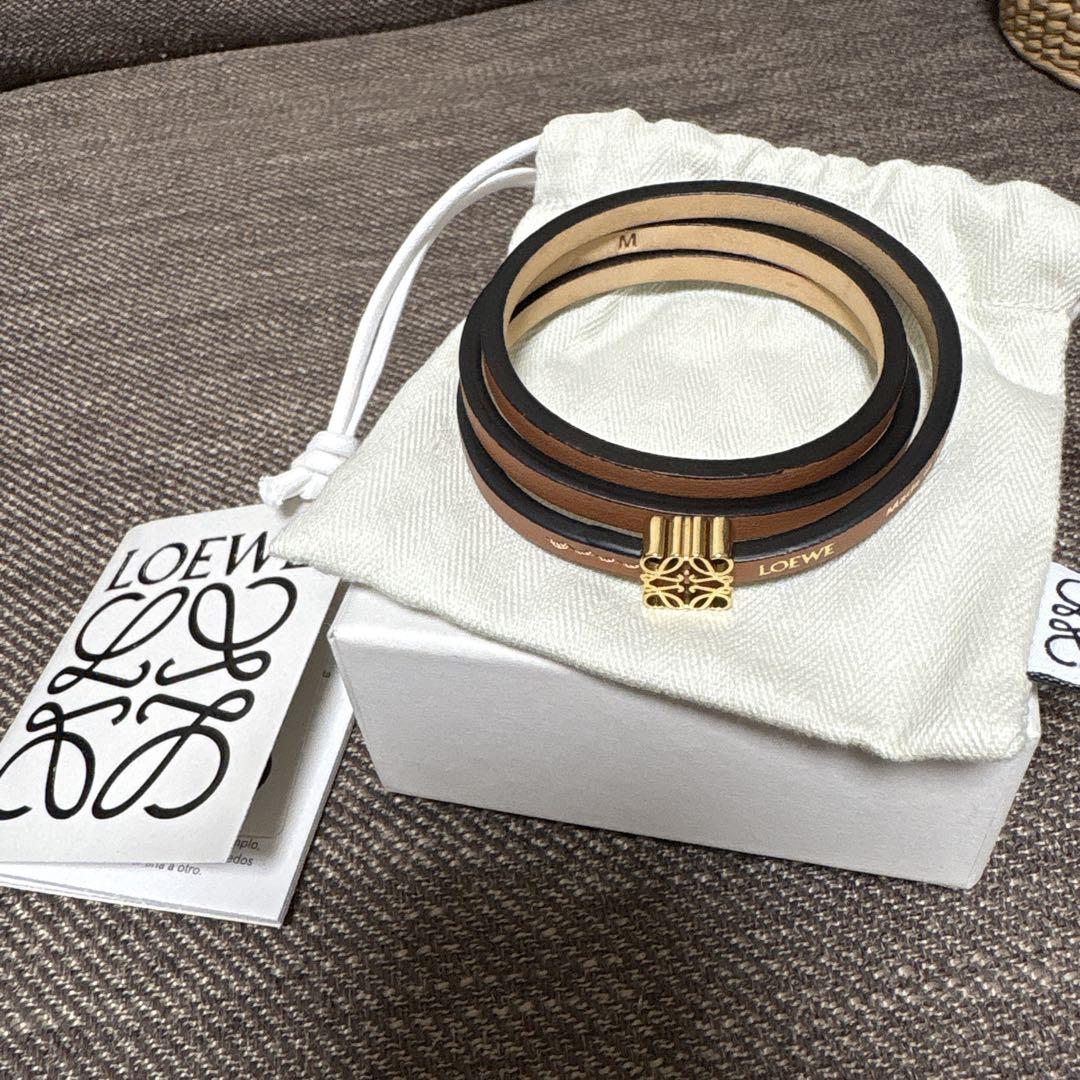 【2025A/W新作★送料無料】 LOEWE メルカリ - ブレスレット レザー 3連 アナグラム ツイスト アクセサリー