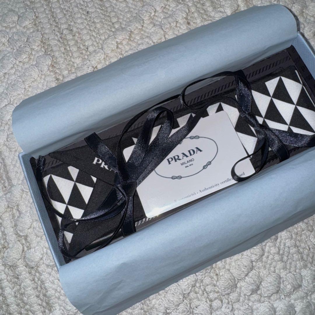 【新品未使用】PRADA シルク100% 総柄 ツイリー ブラック×ホワイト
