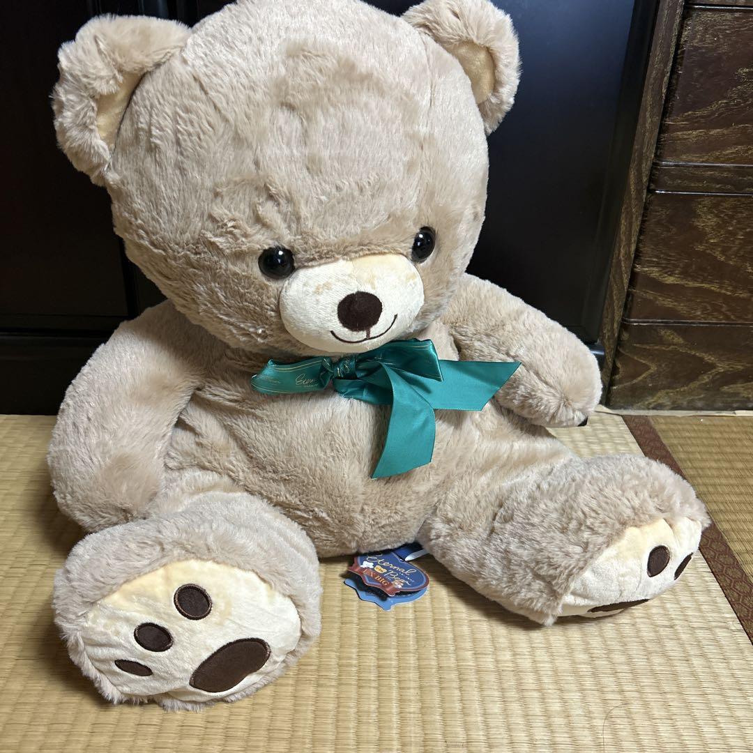 大きなベージュのクマのぬいぐるみ