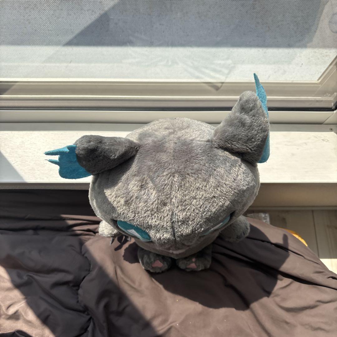 ツイステ　グリム　メガジャンボぬいぐるみ Amazon.co.jp: グリム メガジャンボ寝そべりぬいぐるみ