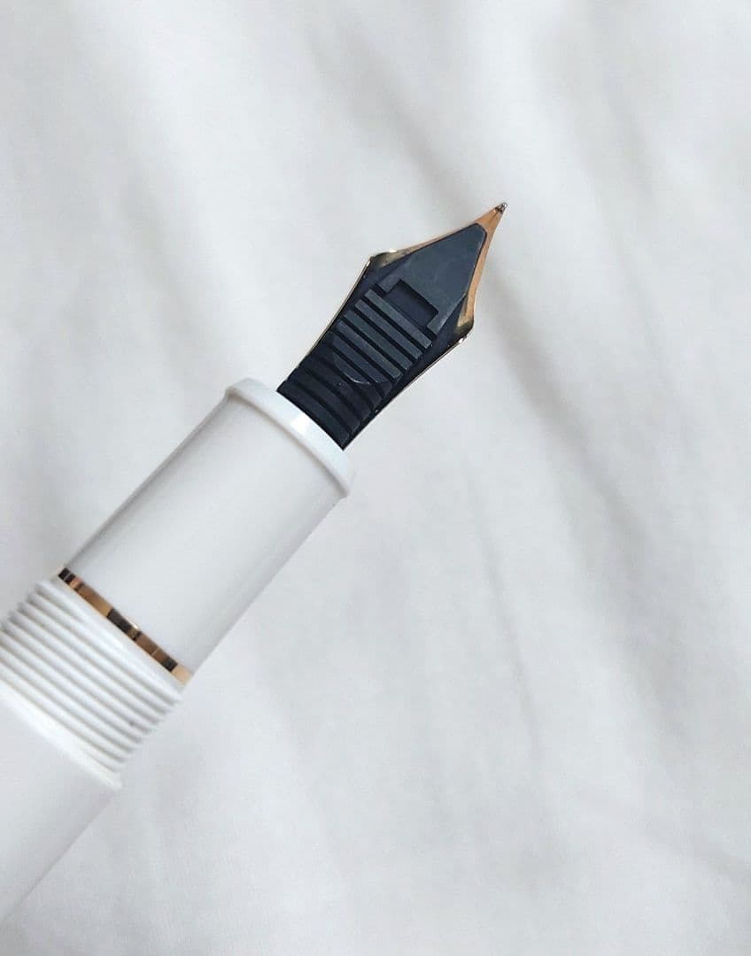 ほぼ未使用 PLATINUM 万年筆 #3776 ホワイト 14K SF ほぼ未使用 PLATINUM 万年筆 #3776 ホワイト 14K SF