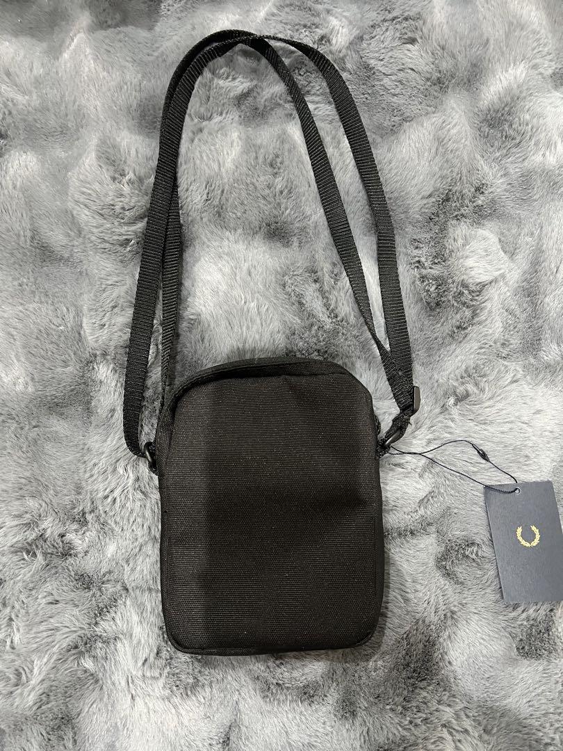FRED PERRY ブラック ショルダーバッグ L7299