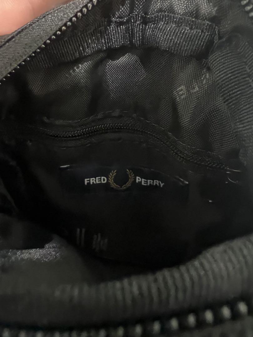 FRED PERRY ブラック ショルダーバッグ L7299