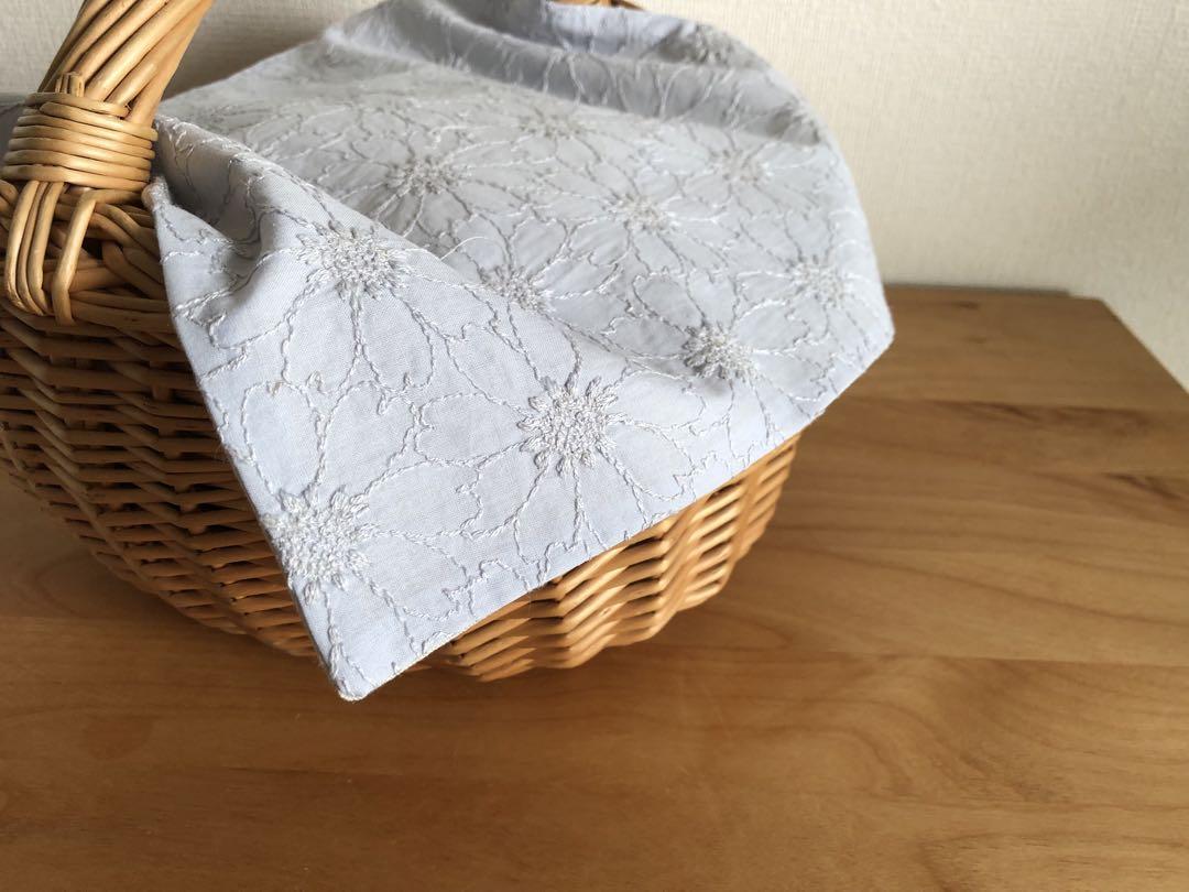 12.ハンカチ　リネンと刺繍　ブルー