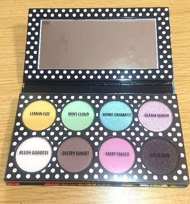 【新品　未使用】M・A・C　クィニングアイシャドウパレット　8色　マック　MAC