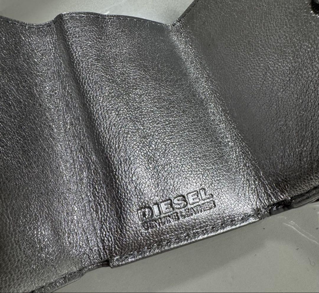 DIESEL シルバー 三つ折り財布 DIESEL メタリックシルバー 三つ折り財布