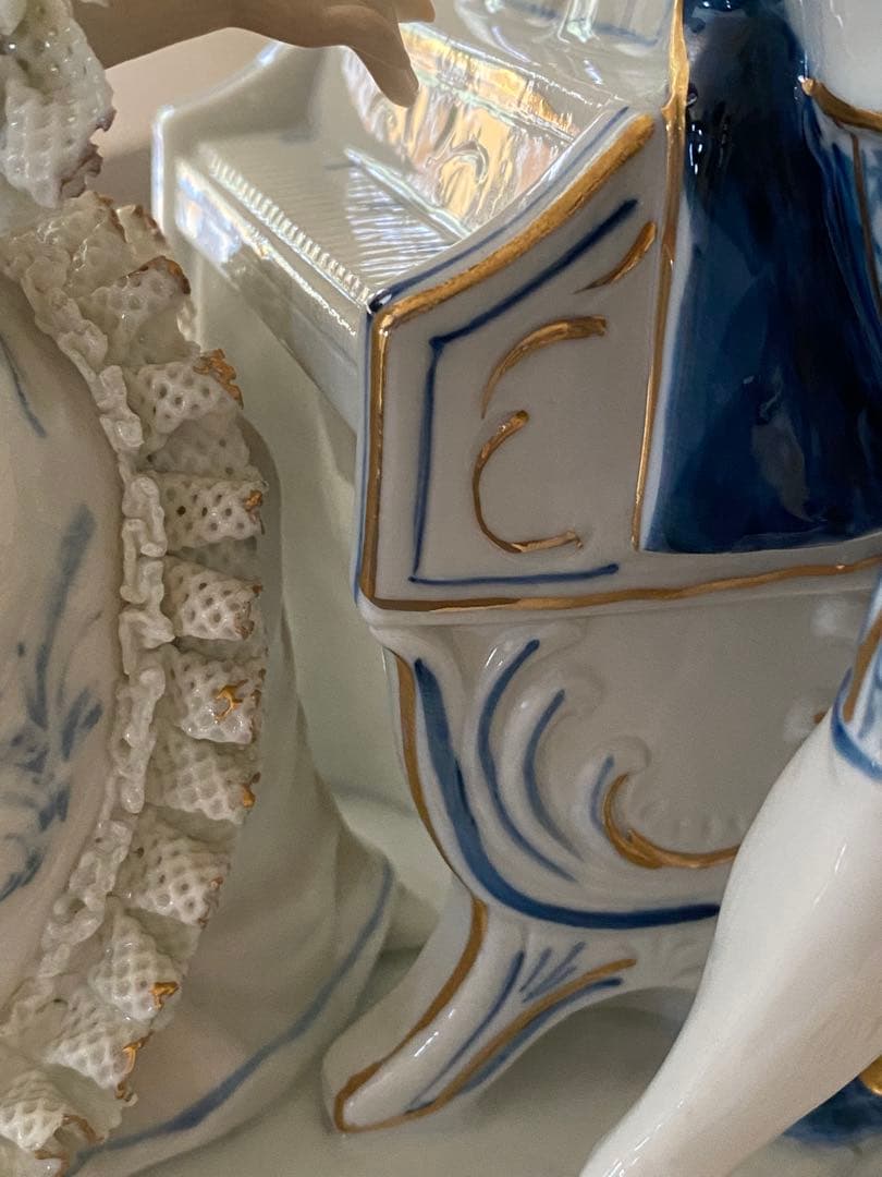 ロココ様式 磁器フィギュア レース敷物付き