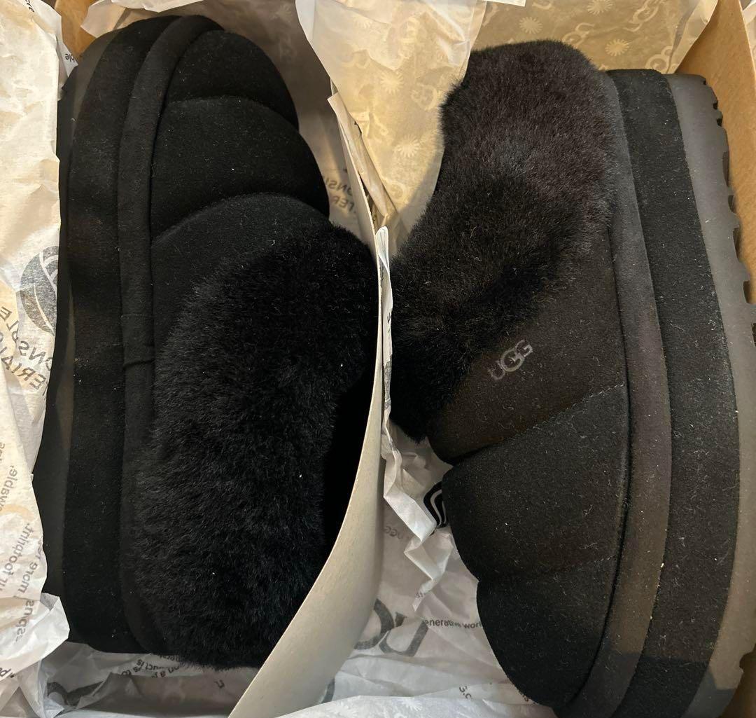 UGG ブラック プラットフォームスリッパ