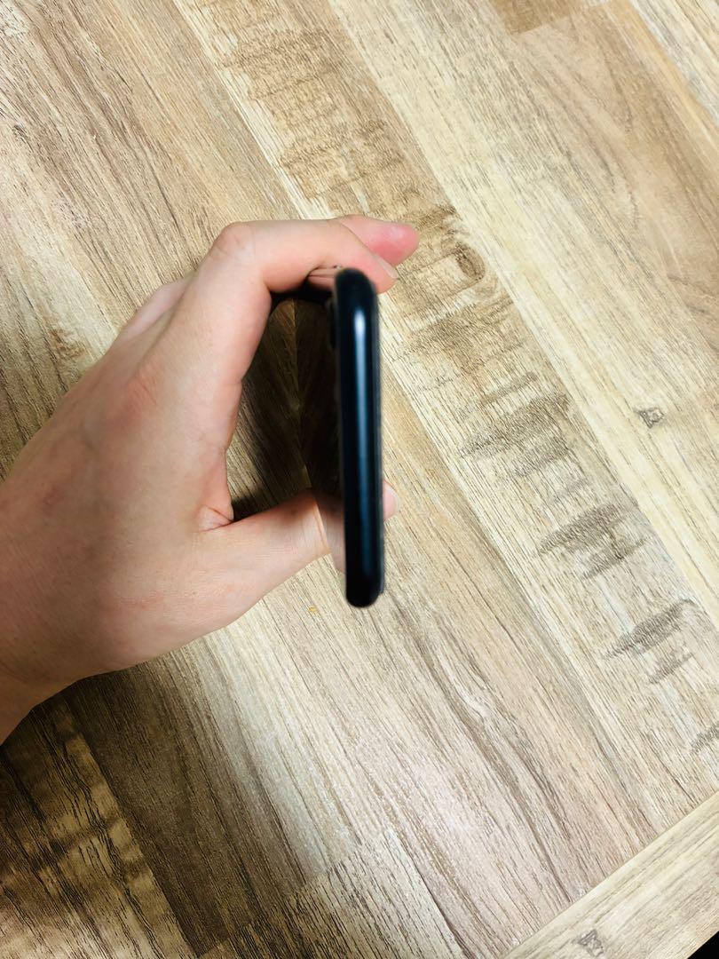 ほぼ新品　iPhone SE 第3世代 64GB SIMフリー