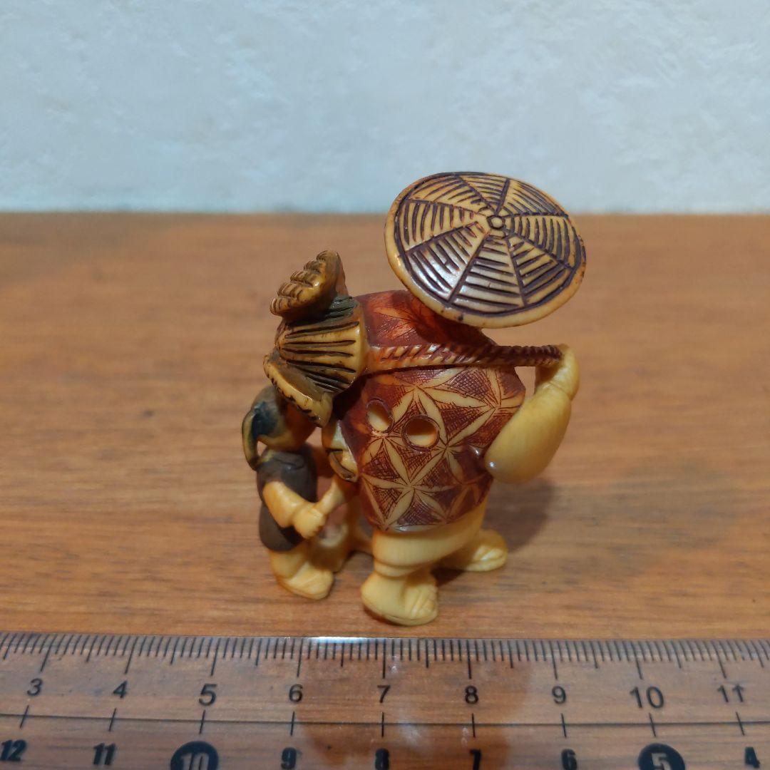 時代提げ物 人物根付 天然素材 在銘【鷹匠親子】高さ約5.1cm 重さ約21ｇ