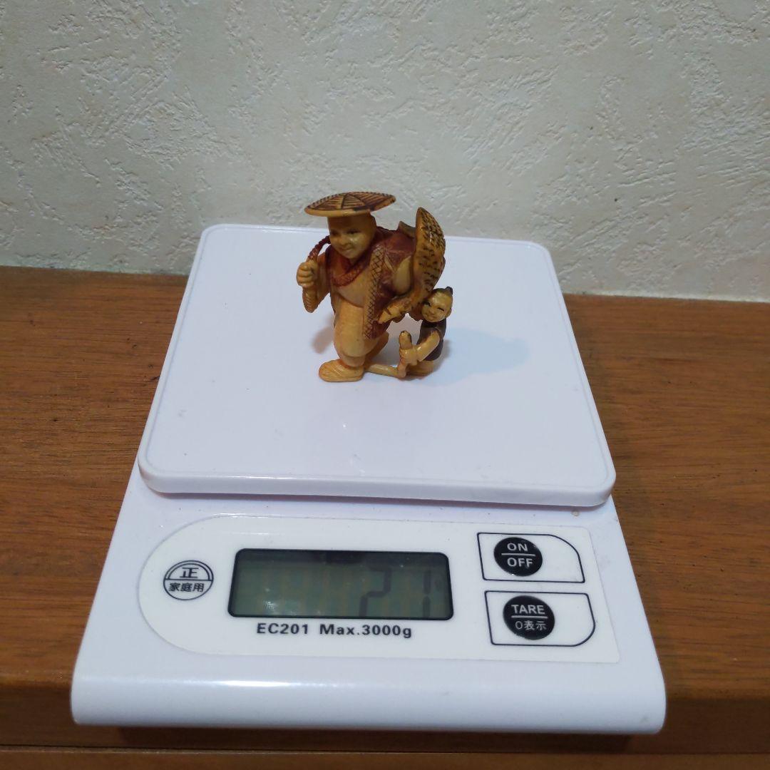 時代提げ物 人物根付 天然素材 在銘【鷹匠親子】高さ約5.1cm 重さ約21ｇ