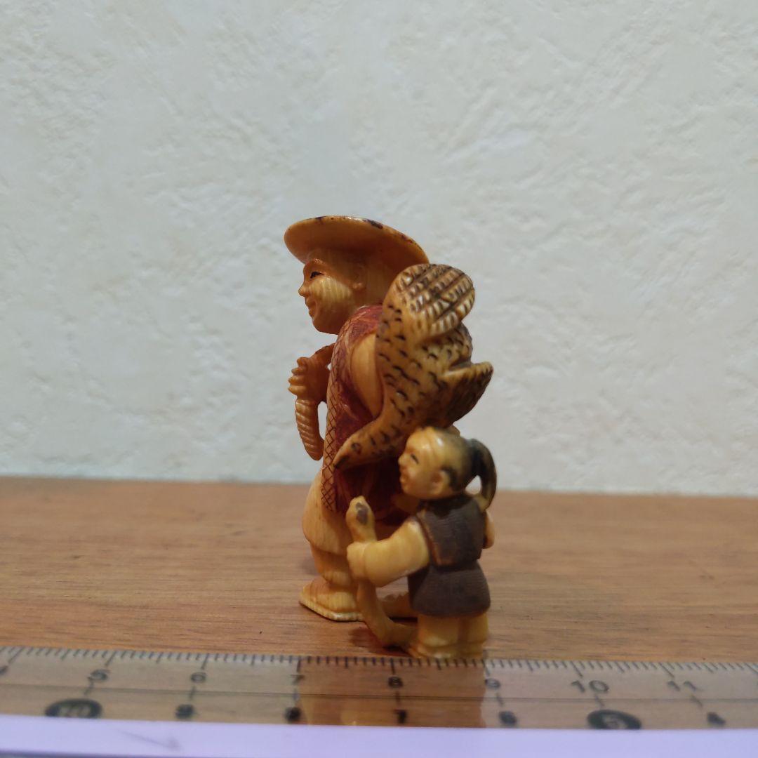 時代提げ物 人物根付 天然素材 在銘【鷹匠親子】高さ約5.1cm 重さ約21ｇ