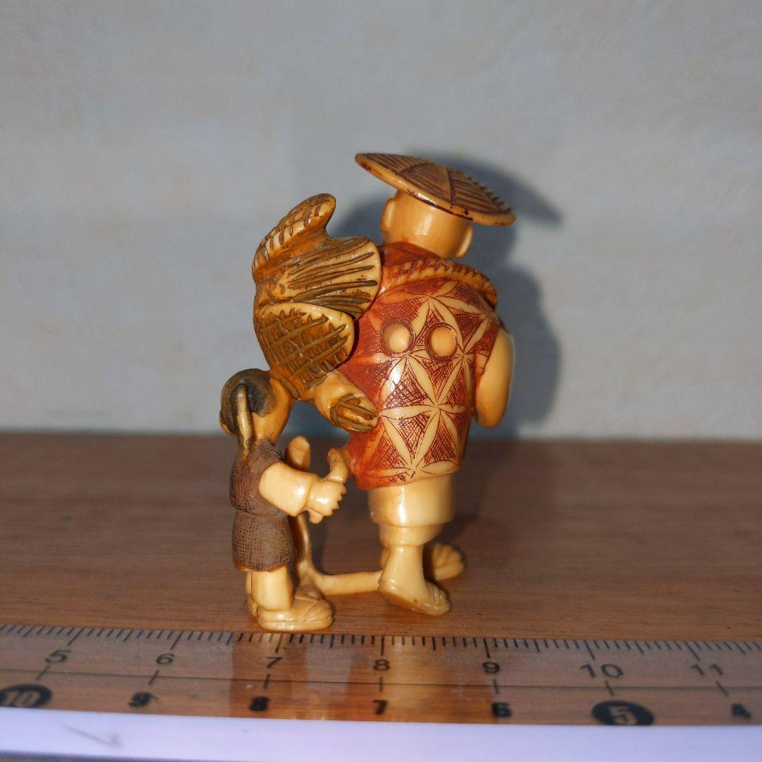 時代提げ物 人物根付 天然素材 在銘【鷹匠親子】高さ約5.1cm